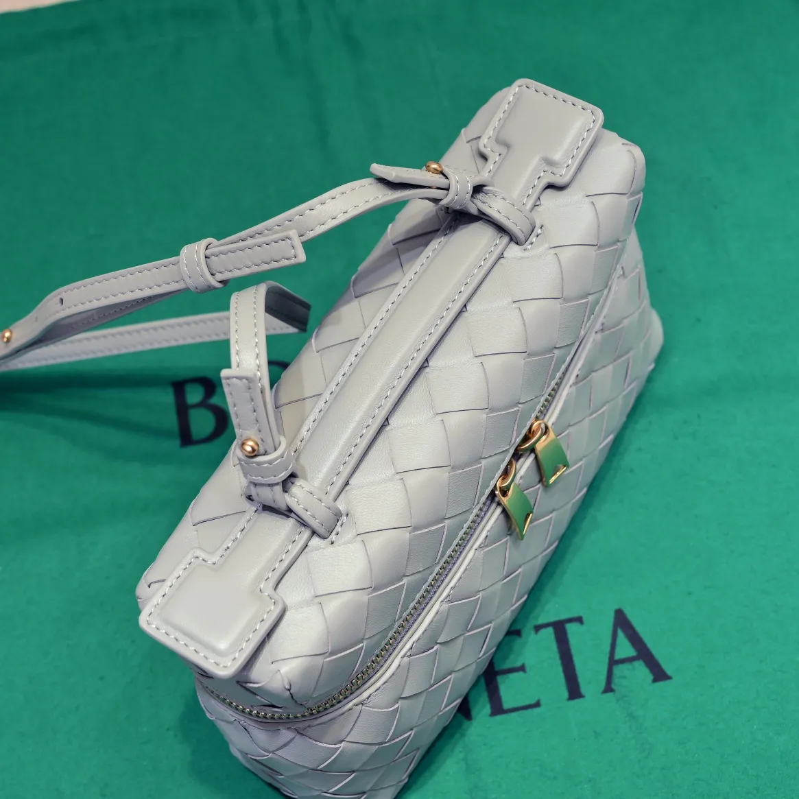 Batch 1360 Bottega Veneta 24 spring and summer woven zipper crossbody bag. A crossbody bag that can be used as a cosmetic bag. The exquisite weaving and compact body are an indispensable accessory for the upcoming summer. The double zipper also better protects the bag. It has a large capacity. If you like it, don’t miss it. Style number: 9109 Size: 22*12.5*5cm